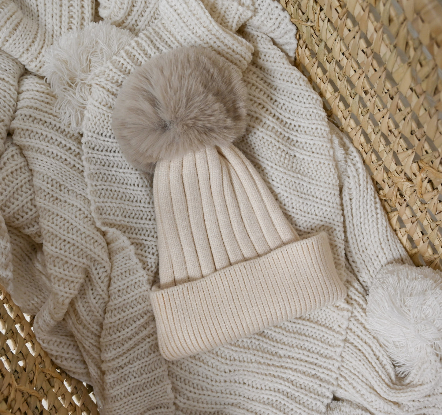 Pom pom hat - light beige