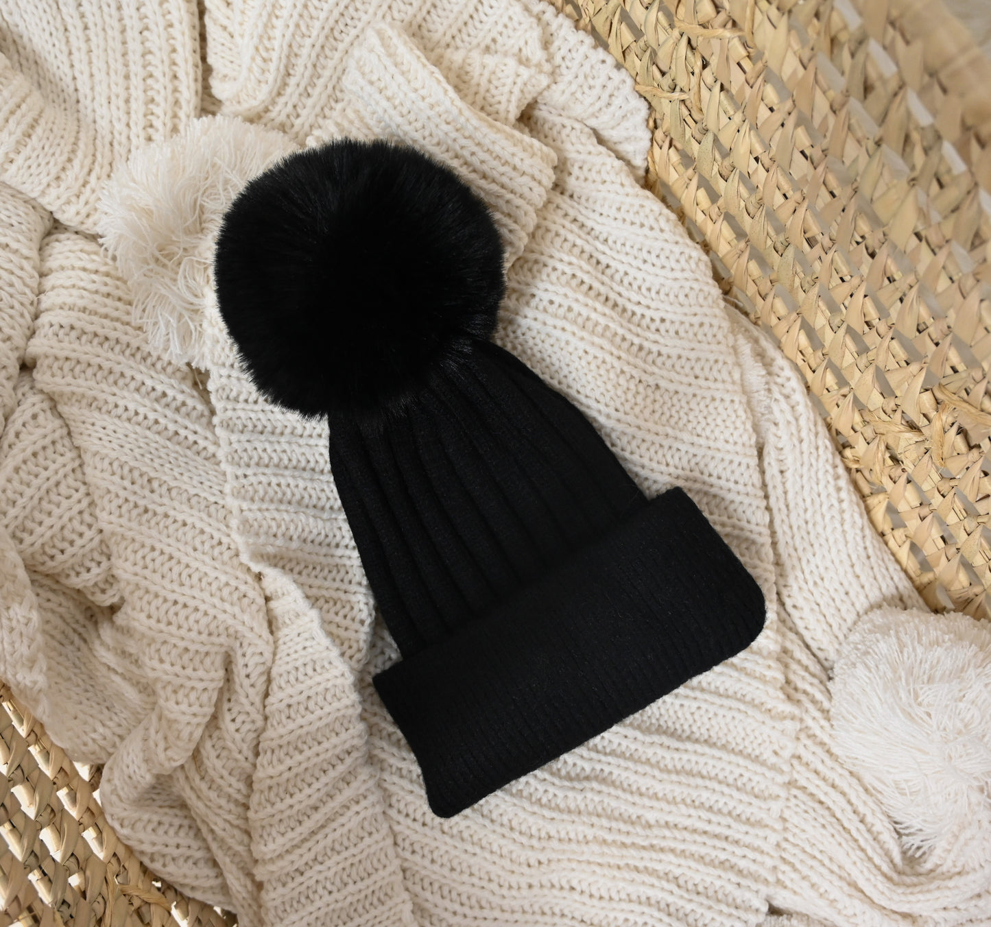 Pom pom hat - black