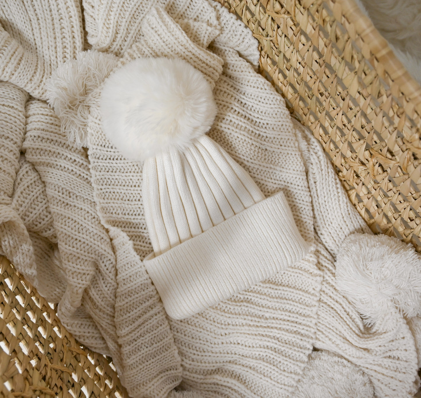 Pom pom hat - white